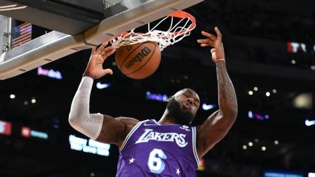 LeBron James hace un mate en el partido ante Los Angeles Clippers