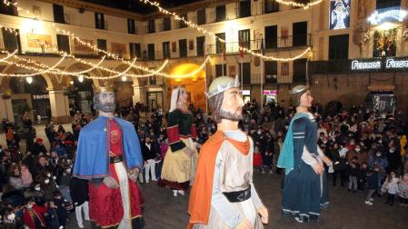 Multitudinario recibimiento a la comparsa de Gigantes de Tudela en su regreso a las calles tras la pandemia