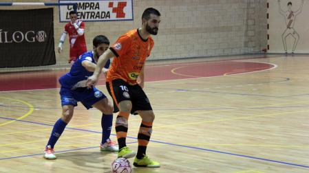 El  jugador del Aspil Joao Miguel, frenado por un rival del Manzanares. La imagen refleja fielmente lo que fue el partido de ayer.