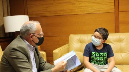 El presidente del Cablido de La Gomera, Casimiro Curbelo, habla con el niño ambientalista Francisco Vera
