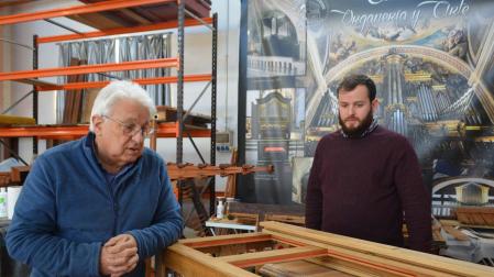 El maestro organero Federico Acitores y su hijo Abel, en su taller de Torquemada (Palencia)