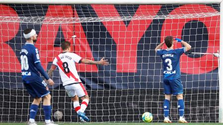 Óscar Trejo celebra el tanto en propia puerta ante la desolación de los jugadores del Espanyol