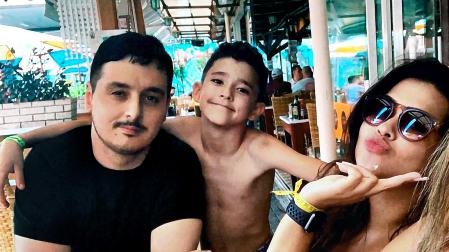 Ion Acosta, con su novia, Jessica, y el hijo de esta, Enzo, en Blumenau (sur del país)