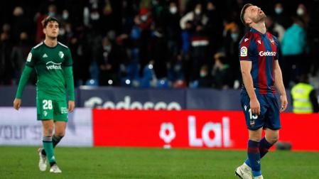 Mustafi se lamenta ante la presencia de Javi Martínez