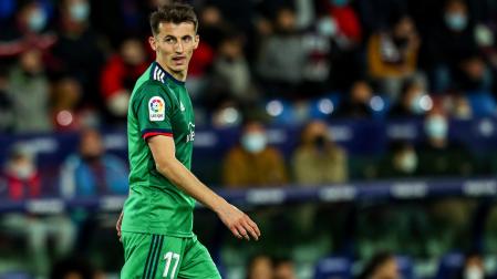 Ante Budimir frente al Levante