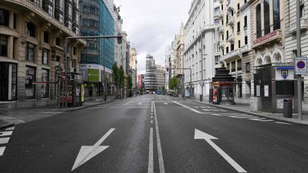 Imagen de la Gran Vía desierta en pleno confinamiento
