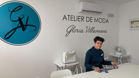 Gloria Villanueva, en su taller de costura en la plaza de la Libertad.