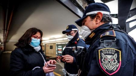 Agentes de Policía, controlando el pasaporte covid en Roma