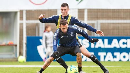 Oier Sanjurjo presiona a Rober Ibáñez durante el entrenamiento de este lunes en Tajonar