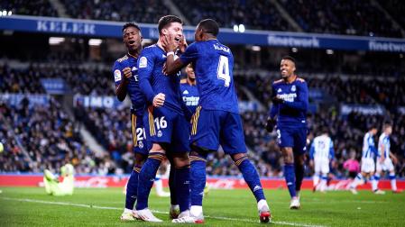 Los jugadores del Real Madrid celebran el segundo tanto en el Reale Arena, obra de Jovic, contra la Real Sociedad