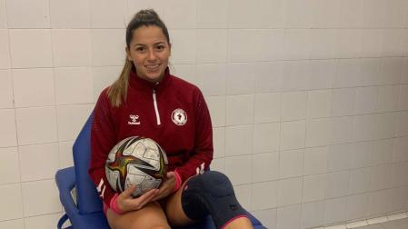 Judith Sainz, en la camilla para ser atendida por el fisioterapeuta de su club