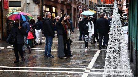 Varias personas, en el Casco Viejo de Pamplona