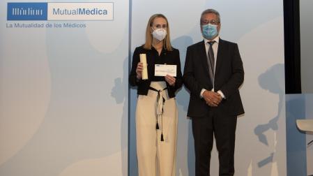 Amaia Echaide, junto a Alejandro Andreu, presidente de la Fundación Mutual Médica