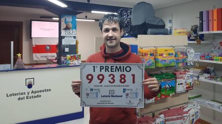 Oier Beltrán, en la administración de lotería Anoi de Santesteban