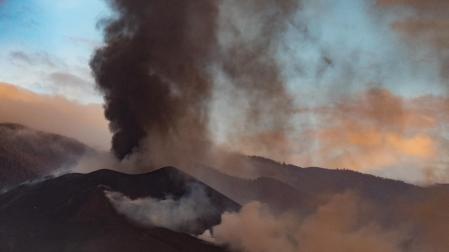 El volcán de Cumbre Vieja sigue con su actividad de emisión de piroclastos y de lava fluida