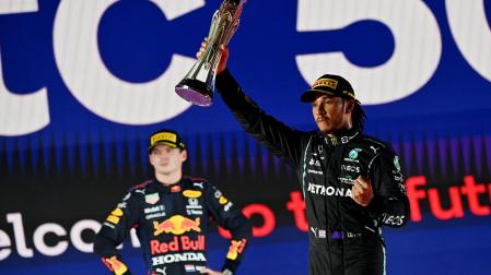 Hamilton celebra la victoria en Jeddah.