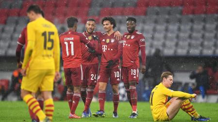 Alegría de los jugadores del Bayern tras el tanto de Leroy Sane ante la impotencia de los culés