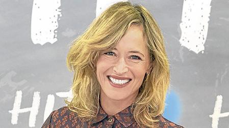 Marta Larralde, ante un panel promocional de la serie 'HIT'