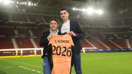 El director deportivo del .A. Osasuna, Braulio Vázquez, posa junto a Sergio Herrera tras la rueda de prensa de su renovación