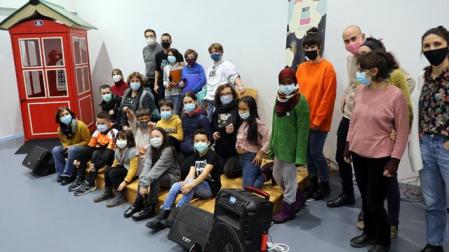 Organizadores, colaboradores y participantes en el festival, ayer en la Biblioteca de la Txantrea. A la izquierda, la cabina de teléfono que se instalará para escuchar cuentos