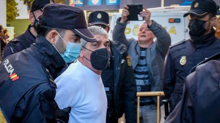 Efectivos de la Policía Nacional trasladan al acusado Bernardo Montoya a la Audiencia Provincial de Huelva