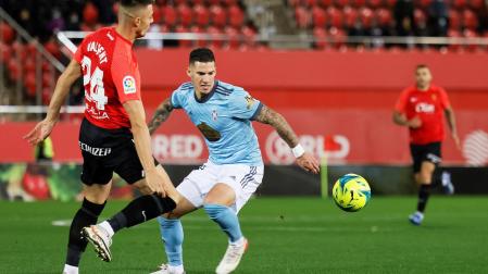Santi Mina (dcha.), quien fue sustituido por un golpe en la cabeza, pelea por el balón con Valjent
