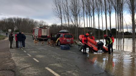 Momento en el que los bomberos han finalizado el rescate del vecino de Milagro y sus perros
