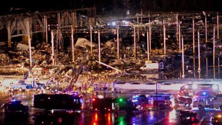 Un almacén de Amazon, destruido por un tornado en Illinois