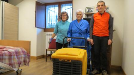 Mari Carmen Satrústegui, con sus hijos, en la habitación, ya limpia