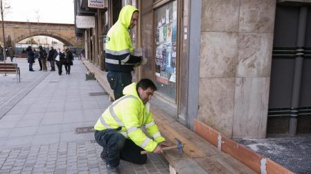 Operarios preparan las calles de Tudela para la crecida del río Ebro, que se espera que alcance su punto máximo de madrugada