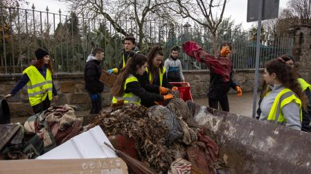 Un grupo de voluntarios tirando restos junto al parque municipal del palacete