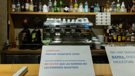 Un restaurante advierte a sus clientes de la necesidad de mostrar el pasaporte covid para entrar