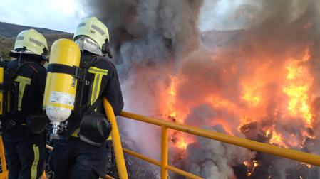 Los bomberos trabajan en el incendio de la empresa Medenasa Chatarra y derivados, situada en Berrioplano