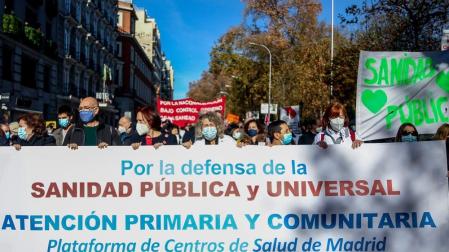 Varias personas sostienen una pancarta que reclama una sanidad "pública y universal"