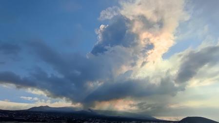 Columna de cenizas del volcán de La Palma elevándose a grandes altitudes