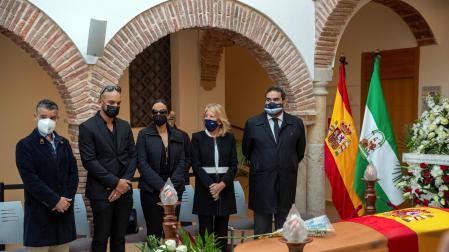 La viuda de Manolo Santana, Claudia Rodríguez (3i), acompañada por su hijo Christian (2i), el ex alcalde de Marbella José Bernal (i), la alcaldesa de Marbella, Ángeles Muñoz (2d), y del concejal de Deportes de la ciudad, Manuel Cardeña