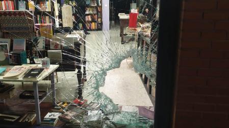 El cristal del escaparate, destrozado