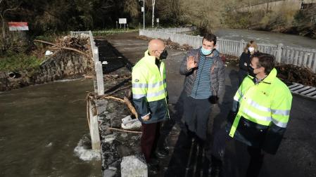 El consejero Ciriza; Santiago Uterga, concejal de Santesteban, y Pedro López, director general de Obras Públicas e Infraestructuras, comprueban los daños sufridos por el puente de la localidad