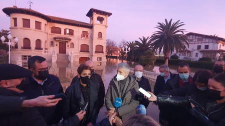 El ministro Marlaska junto a María Chivite durante su visita a San Adrián