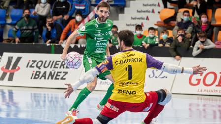 El capitán de Osasuna Magna, Roberto Martil, que marcó el 1-2, tuvo la opción del 1-0 pero Barrón, el portero del Palma, lo evitó