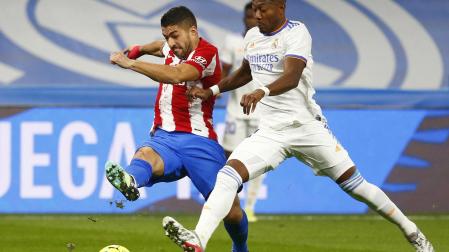 David Alaba y Luis Suárez se disputan el esférico