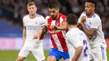Imagen de un momento del partido, con una jugada de Suárez