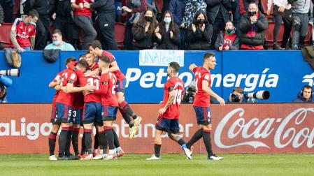 Los jugadores de Osasuna celebran el gol de David García