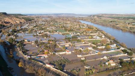 Una vista aérea de la popular zona de huerta de La Mejana de Tudela con sus campos anegados por la crecida del río Ebro a su paso por la capital ribera