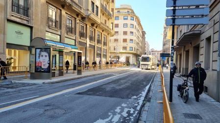 Trabajos de reasfaltado de la calle Cortes de Navarra en Pamplona
