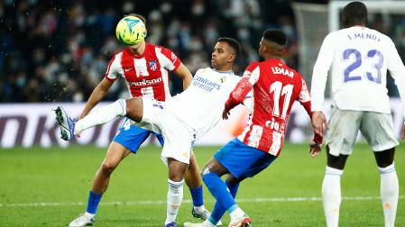 Rodrygo intenta llevarse el balón ante la oposición de Llorente y Lemar durante el derbi madrileño