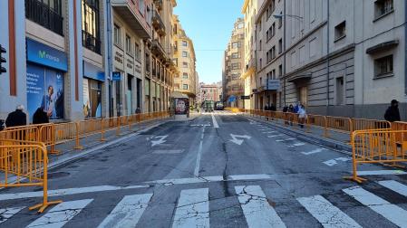 Trabajos de reasfaltado de la calle Cortes de Navarra en Pamplona