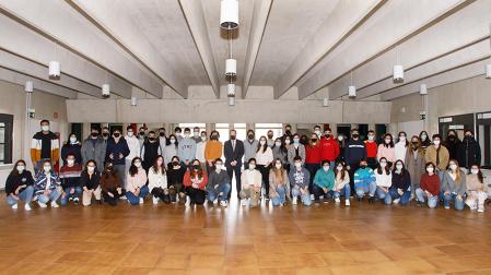Delegadas y delegados, junto al rector, la vicerrectora de Estudiantes y el director del Área de Estudiantes