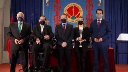 De izquierda a derecha, Ignacio Terés, Javier Miranda, el rector Ramón Gonzalo, Ainara Garde y Eneko Sanz, este lunes en los premios en la UPNA