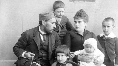 Autorretrato de Cajal y Silveria con sus hijos Santiago, Paula, Jorge y Fe, en el que se aprecia el cable del disparador